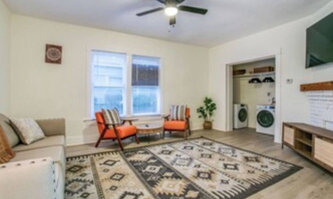 West Morningside House | 6 Bedrooms Sleeps 11, 3 Miles to Downtown!