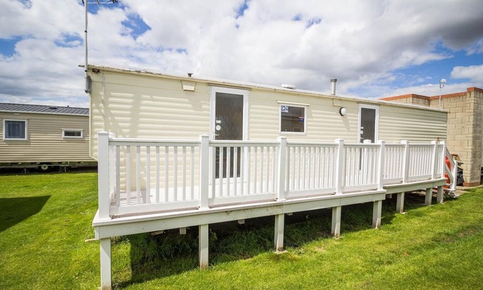 Walton on the Naze House | 6 berth caravan at Naze Marine Holiday Park in Essex ref 17226C