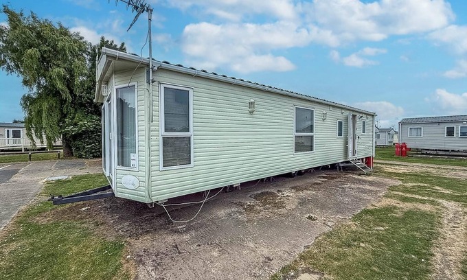 Clacton-on-Sea House | 6 berth caravan for hire at Seawick Holiday Park in Clacton-on-Sea ref 27049SW