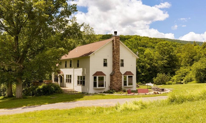 Roxbury House | 6 BR Country Farmhouse only 2 miles from SKIING