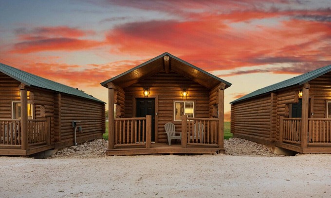 St. Charles Cabin | #6 Dinosaur Cabin, Newly Remodeled! AC! New Beds! Sleeps 5