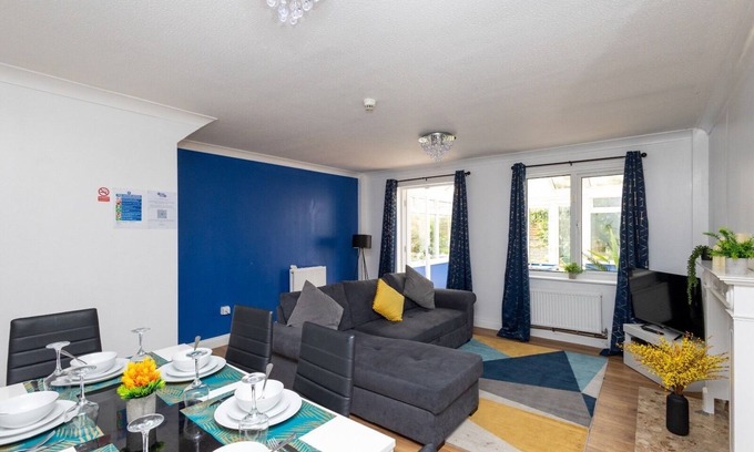 Stanley House | 6 Guests - Free Parking - 10min Leeds City Centre