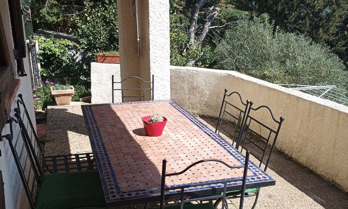 Carnoux-en-Provence Apartment | 6 km from Cassis, 20 from Marseille garden level villa: Carnoux. Nice view