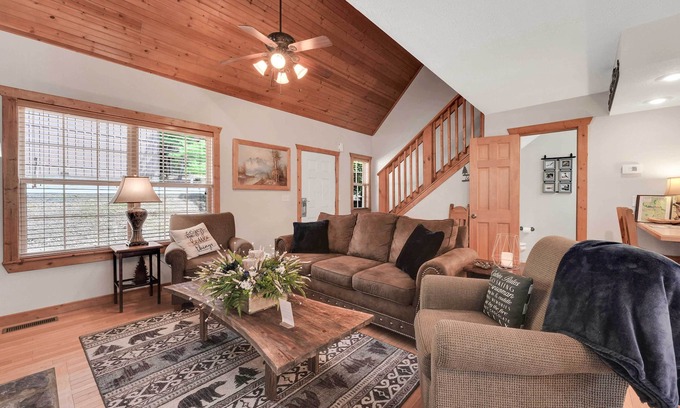 Reeds Spring Cabin | 6 Mi to Branson Strip! Lakefront Home w/Fireplace