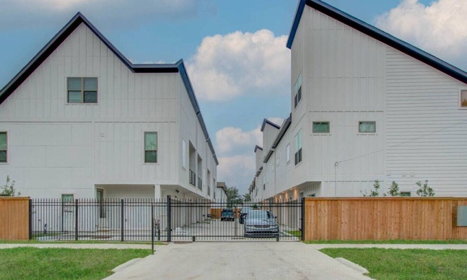 Riverside Terrace House | 6 Min from Medical Center & Houston Zoo!