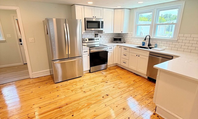 Savannah's Landing Cottage | 6 Min to the Beach Private backyard bikes games grill fire pit WiFi Dog Friendly
