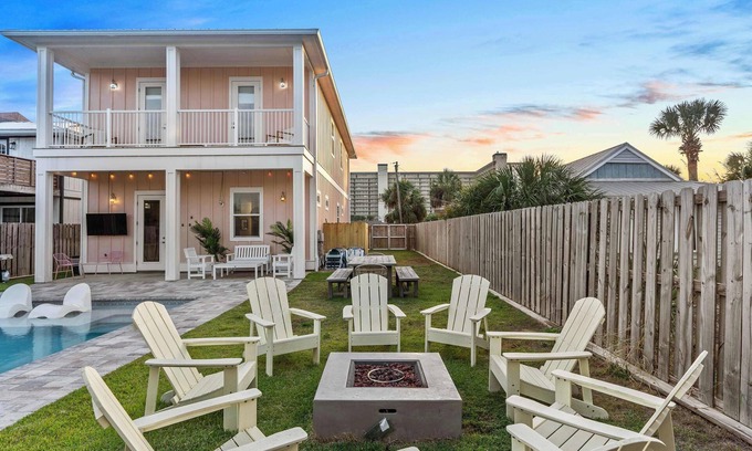 Crescent Beach House | 6 min walk to beach!|Free Heated Pool|Beach chairs
