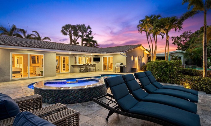 Garden Isles House | 6 mins to Beach~Heated Pool~Jacuzzi~Big Backyard~30 Foot Dock