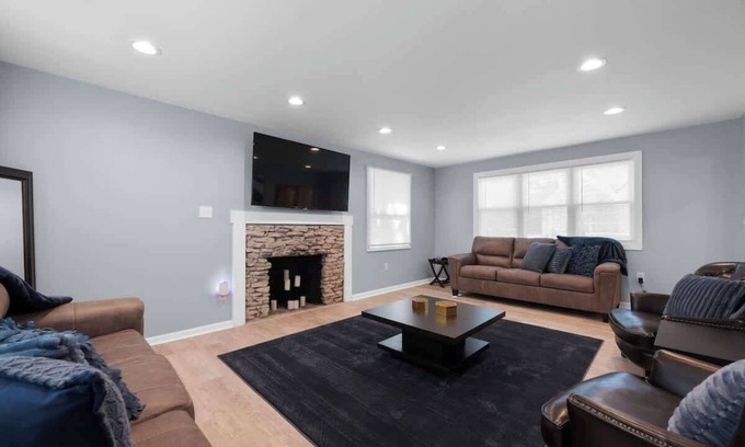 Westerville House | 6 mins to Hoover Enclosed Porch 5Tv's Roku King