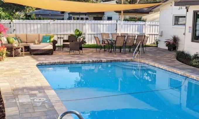 South Pinellas Community Council House | 6 minutes to Beach, Entire Home w/lots of beach gear, Heated Pool, Sleeps 12