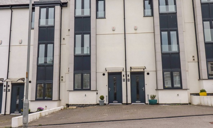 Newquay City Centre Cottage | 6 OCEAN HEIGHTS, pet friendly, country holiday cottage in Newquay