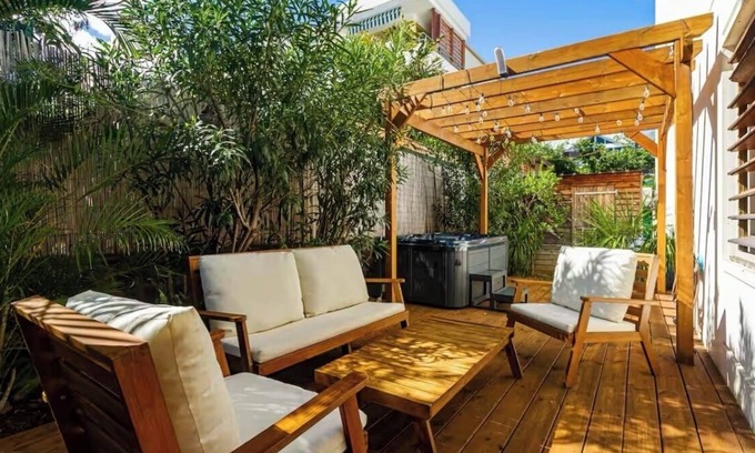Carosse Apartment | 6-person apartment with Jacuzzi 800m from the port of St Gilles Les Bains
