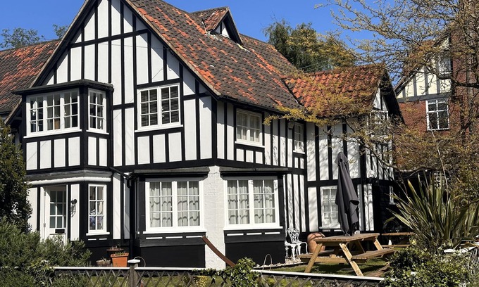 Thorpeness Cottage | 6 THE WHINLANDS, pet friendly, with open fire in Thorpeness