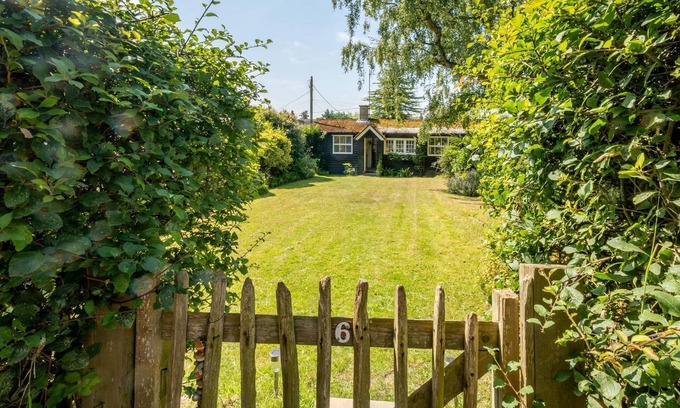 Thorpeness Cottage | 6 Uplands - sleeps 3 guests in 2 bedrooms