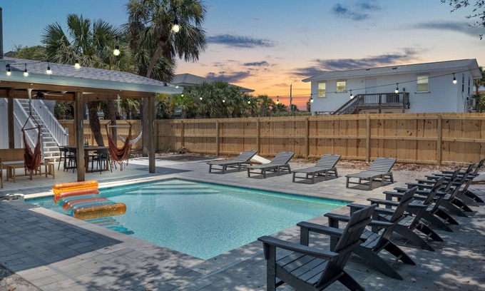 Toilla Segunda House | 600 feet to the Gulf | Private+Heated Pool | Games+Gear | 6 Person Bicycle