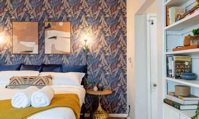 Ann Arbor Apartment | 609 E William #5 · Swanky Studio - Heart of Campus | KING BED!