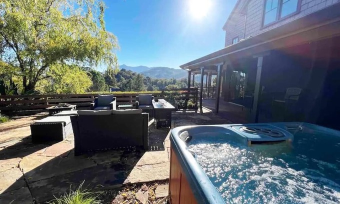 San Anselmo House | 6BD/3.5BA Hilltop Haven| Hot Tub+Billiards+Views!