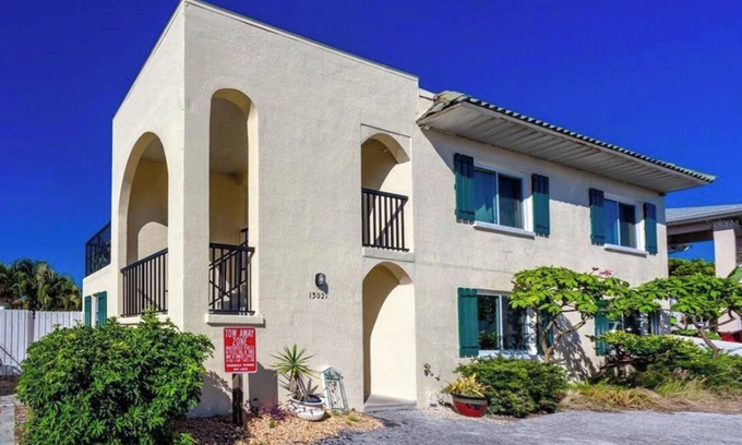 Madeira Beach House | 6BD/6BA Prime location to Johns Pass/Beach/Shopping!