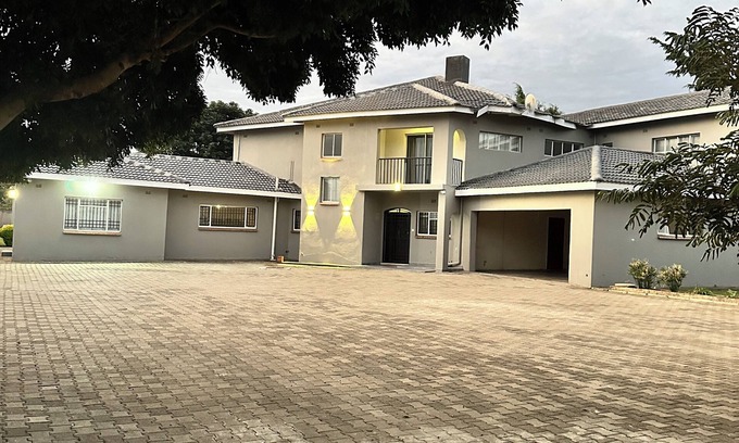 Bulawayo House | 6bed & 5.5bath family home/Business accommodation