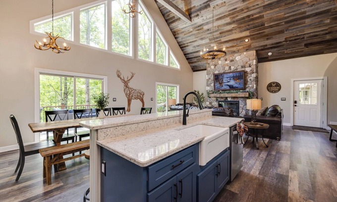 Massanutten House | 6BR ¦ 5 King Beds ¦ Bunk Room with 2 Bunks ¦ 8 Bathrooms ¦ Platinum Pool Pass!