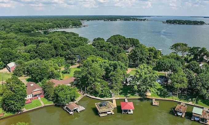 Leisure Land House | 6BR/5Bath Single Story Lake Front Home at Cedar Creek w/boat rental option