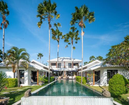 Berawa Villa | 6BR Canggu: Chef, Lap Pool, BBQ,Near Beach & Finns