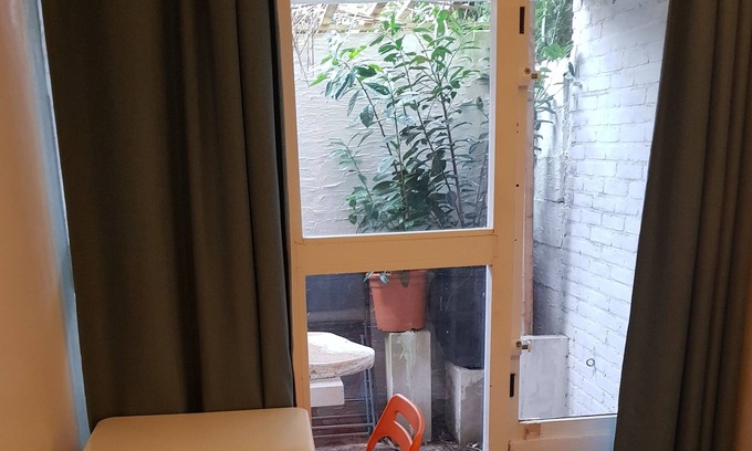 Duivendrecht Apartment | 6m2 studio next to the metro van der Madeweg and bus stop