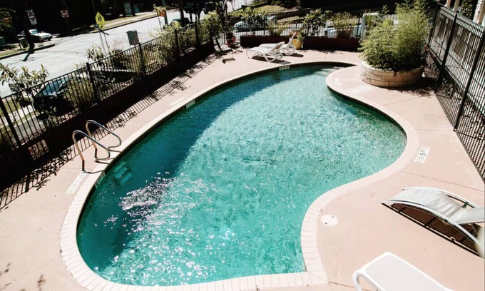 Clarksville Condo | 6th St Escape w/Refreshing Pool – Walk Everywhere!