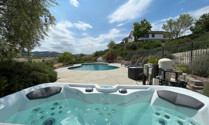 Paso Robles House | 7-Acre Modern Farmhouse, Pool, and Hot Tub with Vineyard Views