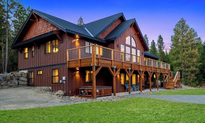 Cle Elum House | 7 Bd, Swim Spa, Game Room, Sleeps 24!