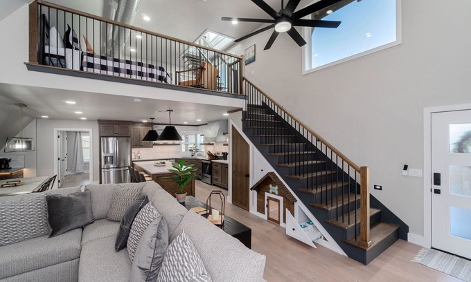 Kingston House | 7-Bdrm Lake View Firepit & More Pets ok