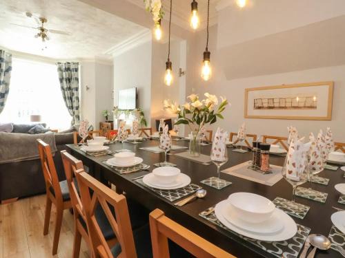 South Shore House | 7-Bed Beachside Retreat - Sleeps 14 & Pet Friendly