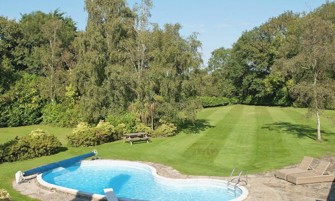 New Forest District Cottage | 7 bedroom accommodation in Hordle, near Lymington