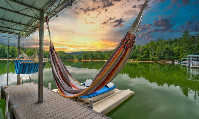 Blairsville House | 7 bedroom! Amazing Lake house, Private Dock & More, jet ski docks Nice game room