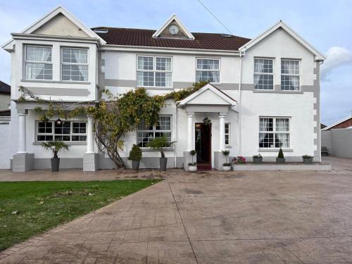 Porthcawl House | 7 Bedroom House - Hot Tub Garden Pets Events