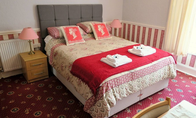 Roundham Bed & Breakfast | 7- Double Room w/shower - King’s Cross - Room 7