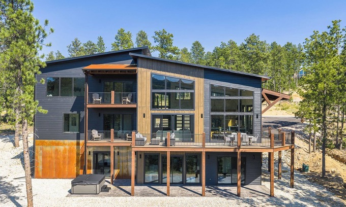 Deadwood Cabin | 7 King Suites - Luxury Mountain Retreat - Incredible Views of Terry Peak!