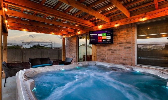 West San Antonio House | 7 miles to Lackland AFB BMT~HotTub~Bocce Ball~Fire Pit