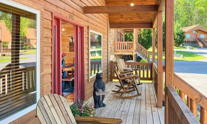 White Oak Lodge Cabin | 7 min to National Park! Resort cabin-Pickleball court-Hot tub-Arcade-Pool table