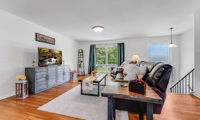 Star City House | *7 Min to WVU*Private Deck*Game Room*Full Kitchen*W/D