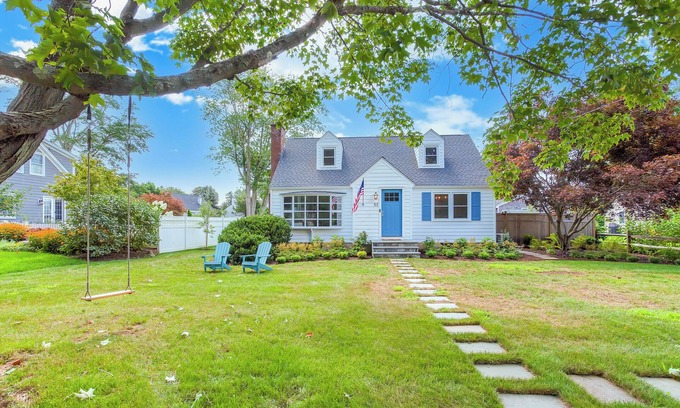 Madison House | 7 Min Walk from Water: Cheerful 4 Bedroom Home