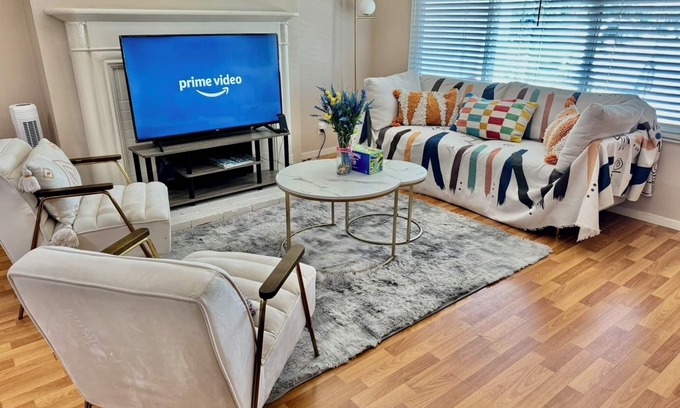 Shoreview House | 7 minutes away from SFO!Experience a freshly remodeled modern tranquil residence