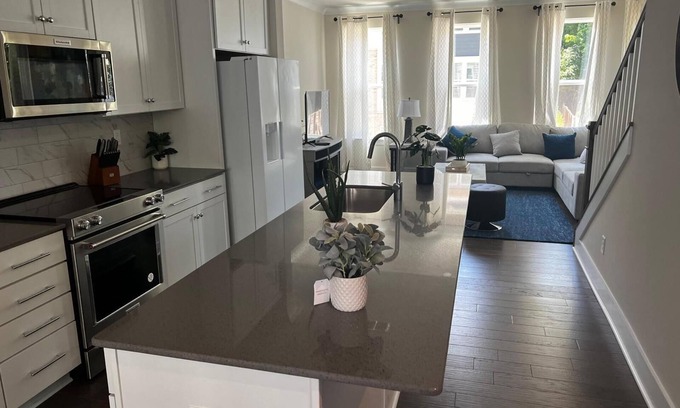 Commonwealth Park House | 7 minutes to Bank of America stadium; 3 minutes to uptown charlotte.