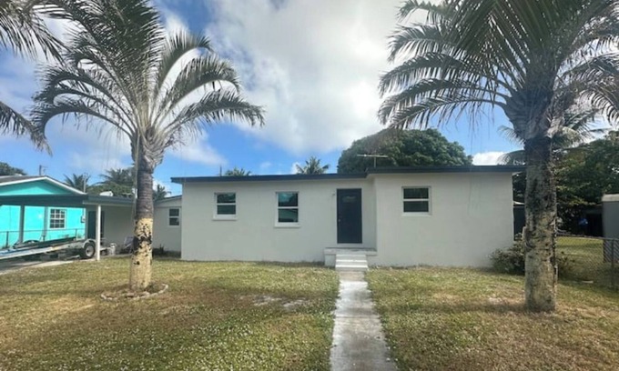 Delray Beach House | 7 people, 3-bedroom, 5 min from Famous Delray Beaches. Each room separate Diakin
