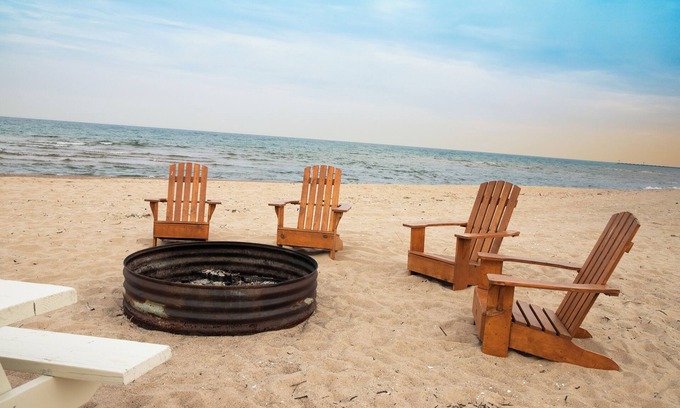 Oscoda Resort | #7 Thomas' Parkside Cottages, 2BR Beachfront on Lake Huron, downtown location