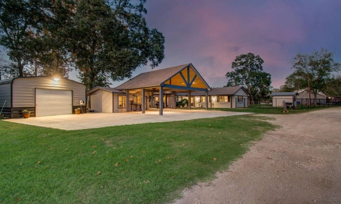 Wild Peach Village House | 7078 Gupton Rd New Brazoria T