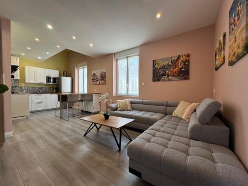 Mont d'Arene Apartment | 70m2 climatisé - Parking privé - Terrasse - 2 chambres - Lycée Roosevelt - Reims Arena