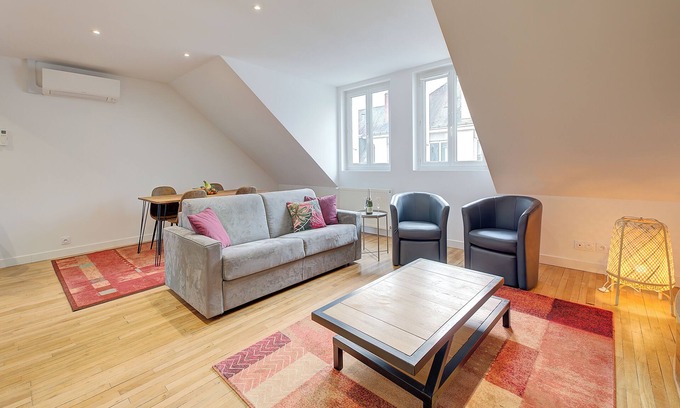 Tours City Centre Apartment | 70m2 in the Hyper Centre in Tours, Air conditioning