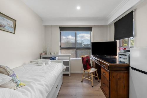 Darling Harbour House | 72-2HS Abnb-Style Urban Pearl, Parking, Pool and Step to Darling Harbour