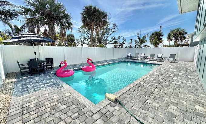 Fort Myers Beach Apartment | 720 ft to beach, 2 BR 2 BA, Pool, Beach Gear, Deck, BBQ, W/D, sleeps 6.